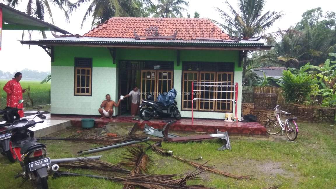 Pemberian Bantuan Untuk Korban Bencana Angin